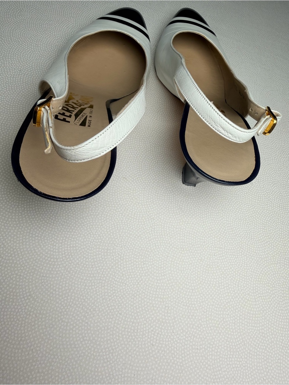 Salvatore Ferragamo Slingback Heels 8B White Navy Leather Italy Vintage 1980’s - Picture 9 of 11